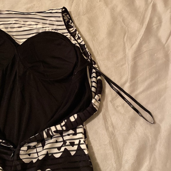 Guess Los Angeles fully lined with built in padded shelf bra dress. Size 10 - Picture 8 of 8